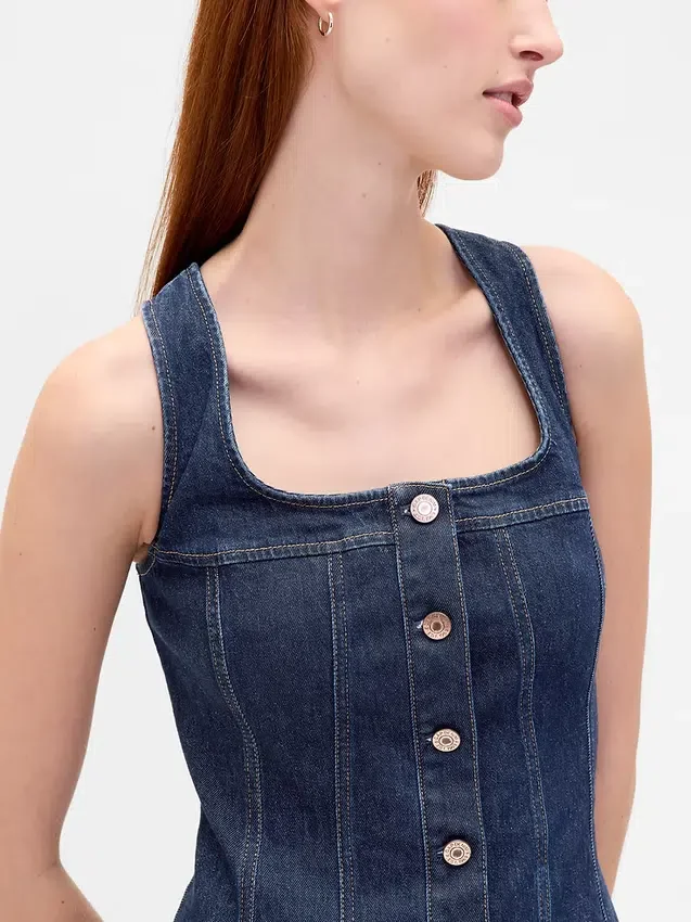 Vestido mini de denim con costuras y botones en la parte delantera