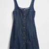 Vestido mini de denim con costuras y botones en la parte delantera