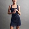 Vestido mini de denim con costuras y botones en la parte delantera