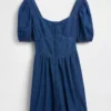 Vestido mini de denim con mangas abullonadas y escote corazón