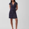 Vestido mini estampado con cuello en V