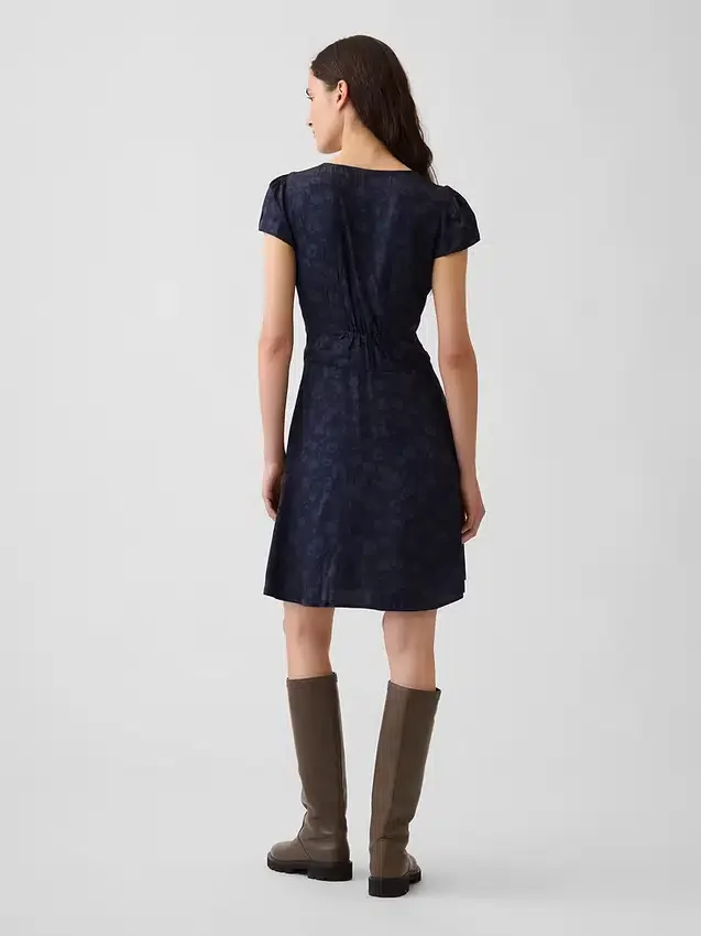 Vestido mini estampado con cuello en V