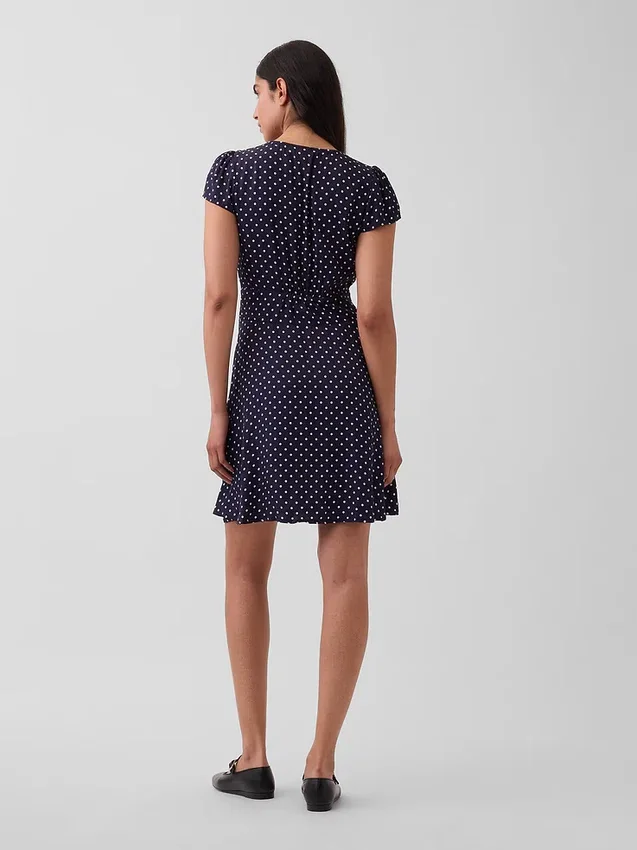 Vestido mini estampado con cuello en V