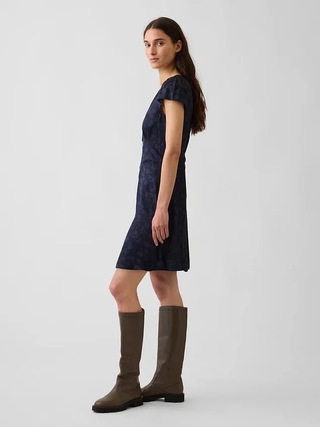 Vestido mini estampado con cuello en V