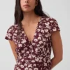Vestido mini estampado con cuello en V