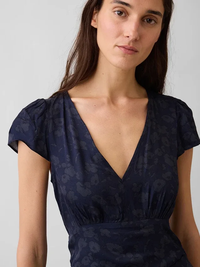 Vestido mini estampado con cuello en V