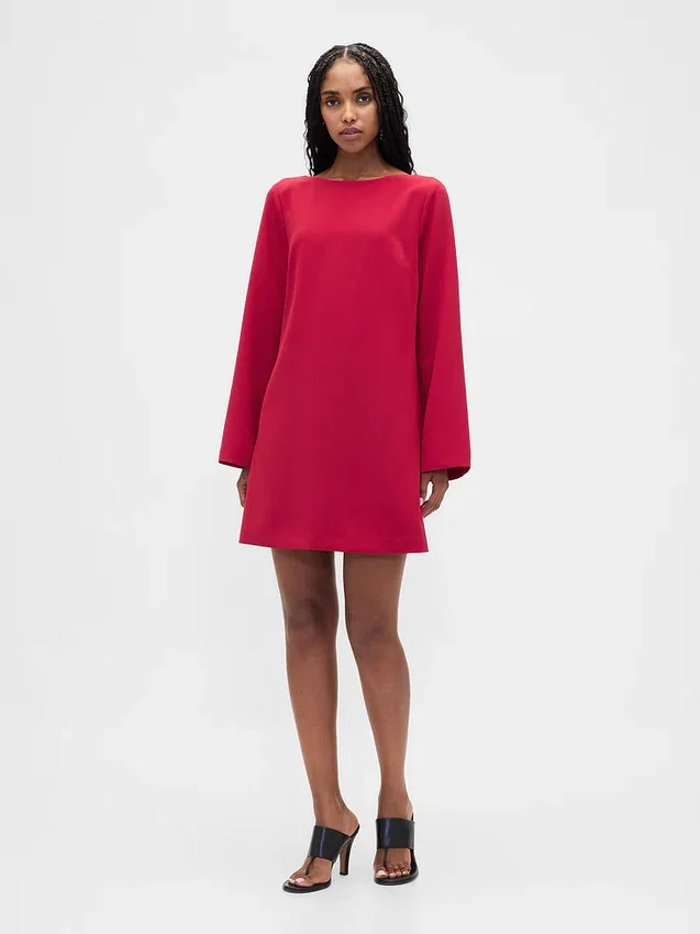 Vestido mini recto con cuello barco