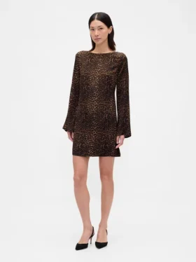 Vestido mini recto con cuello barco