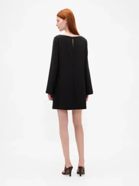 Vestido mini recto con cuello barco