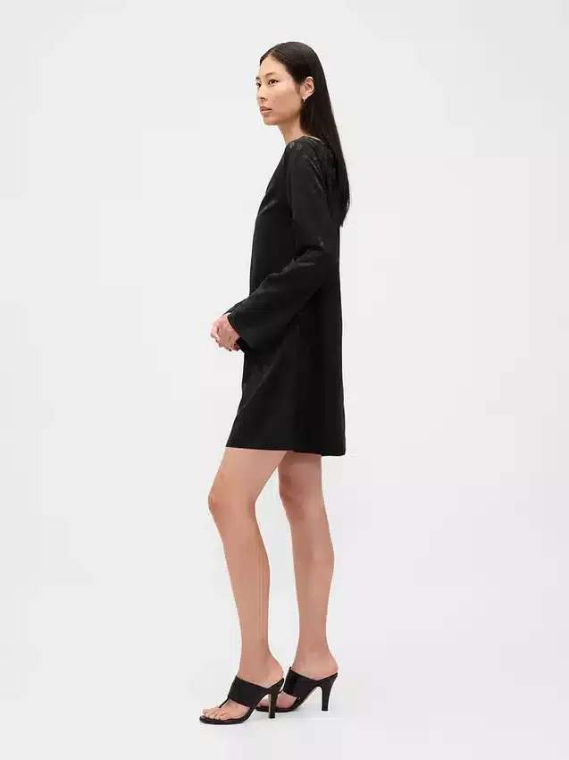 Vestido mini recto con cuello barco