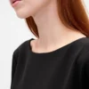 Vestido mini recto con cuello barco