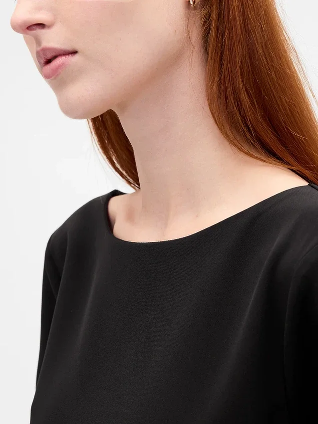 Vestido mini recto con cuello barco