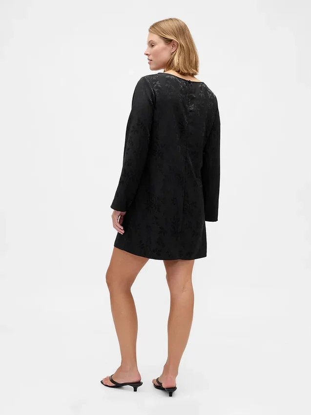 Vestido mini recto con cuello barco
