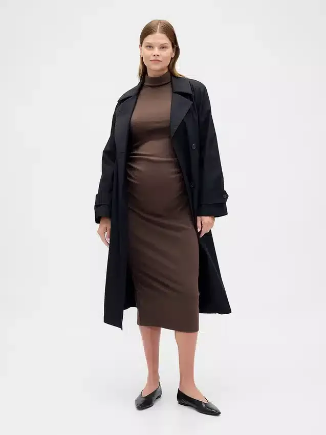 Vestido premamá moderno de cuello alto