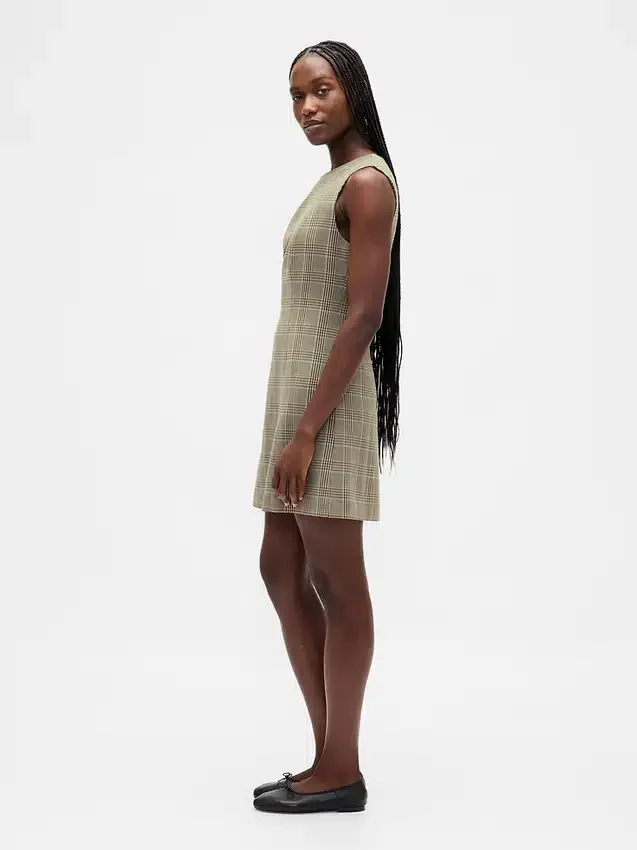 Vestido recto mini de cuello alto