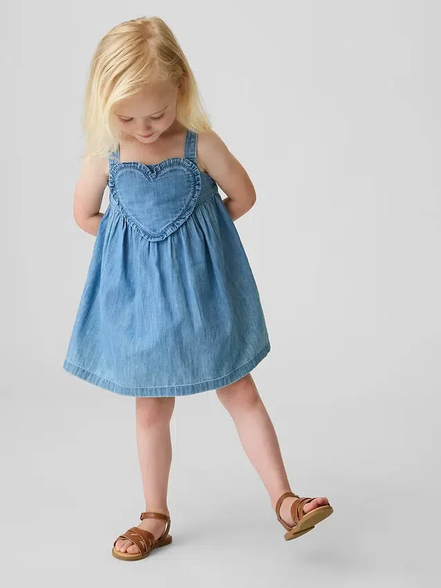 Vestido sin mangas con corazón de denim para bebés y niños pequeños