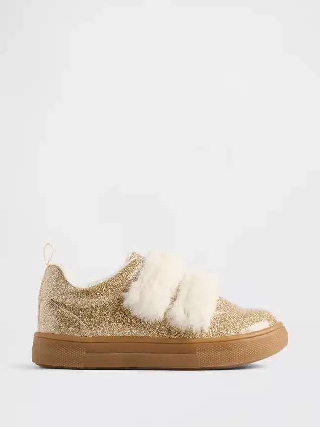 Zapatillas con purpurina y pelo vegano para niños pequeños