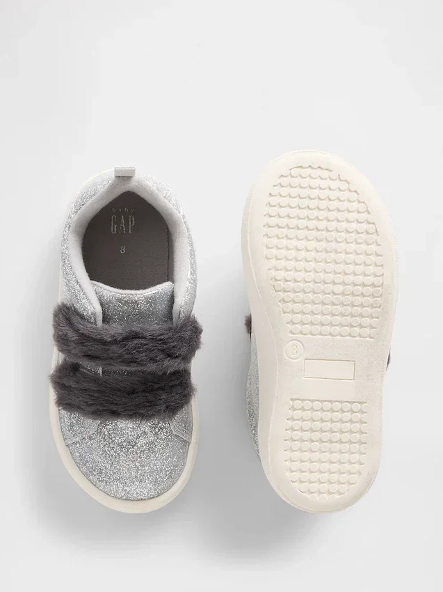 Zapatillas con purpurina y pelo vegano para niños pequeños