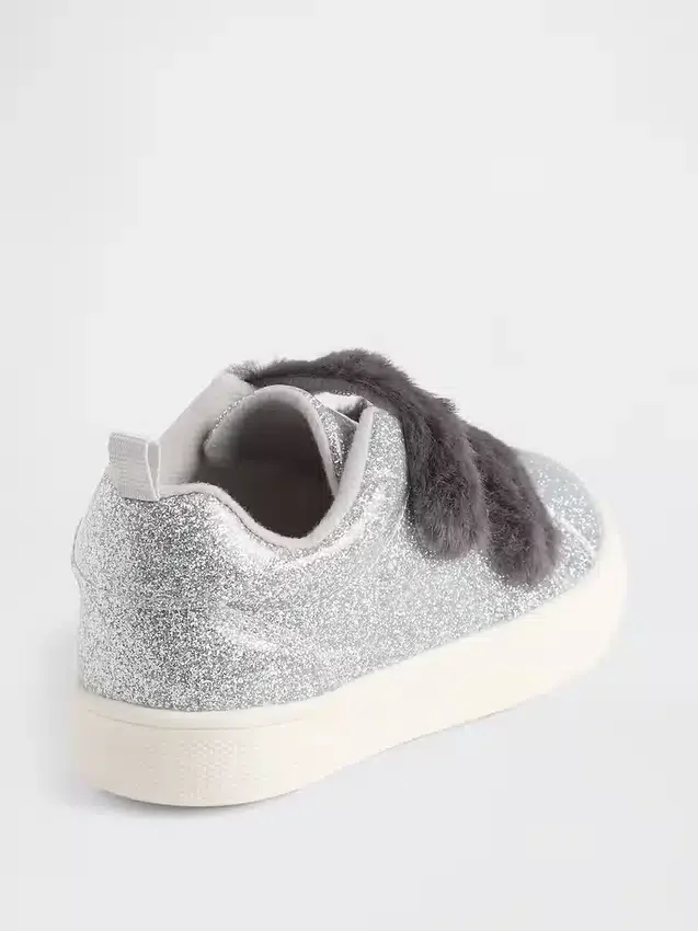 Zapatillas con purpurina y pelo vegano para niños pequeños