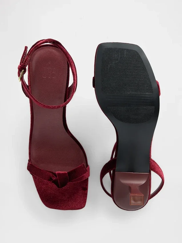 Zapatos de tacón bajo con tiras y lazo de terciopelo, puntera abierta