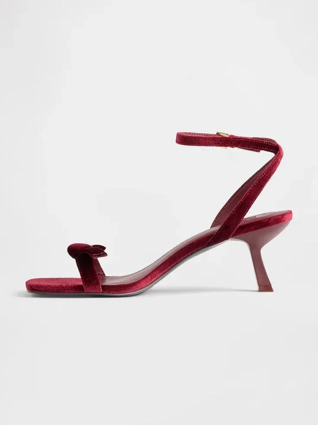 Zapatos de tacón bajo con tiras y lazo de terciopelo, puntera abierta